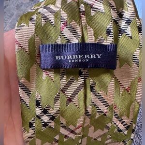 Men’s Burberry London Tie With Green Houndstooth P